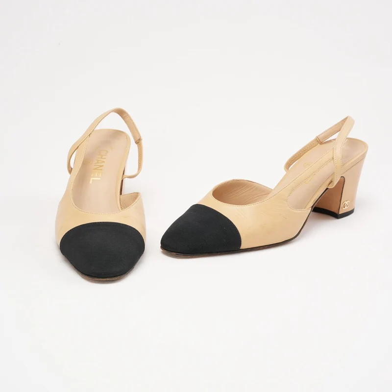 Chanel Slingback-Pumps mit Kappe und CC-Logo, Größe 38.5, Beige