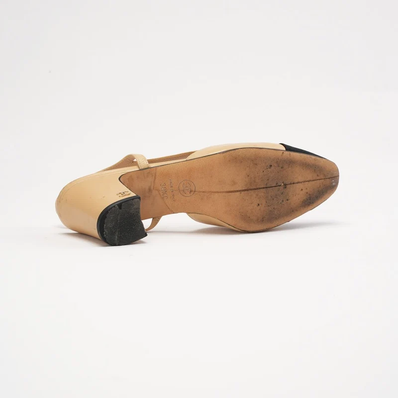 Chanel Slingback-Pumps mit Kappe und CC-Logo, Größe 38.5, Beige