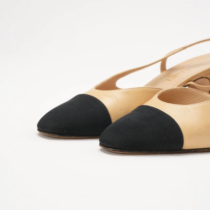 Chanel Slingback-Pumps mit Kappe und CC-Logo, Größe 38.5, Beige