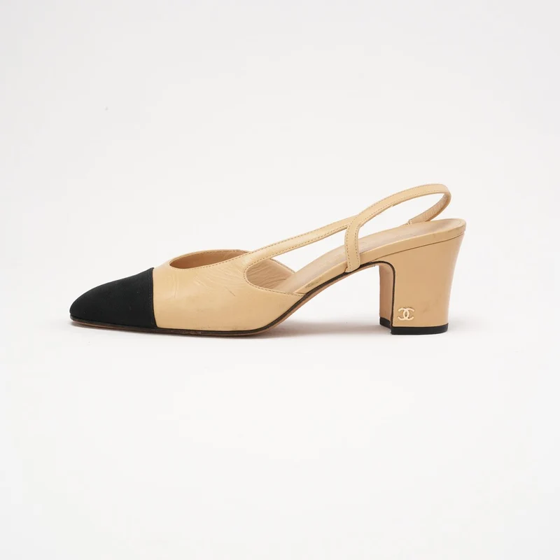 Chanel Slingback-Pumps mit Kappe und CC-Logo, Größe 38.5, Beige