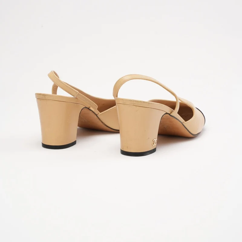 Chanel Slingback-Pumps mit Kappe und CC-Logo, Größe 38.5, Beige