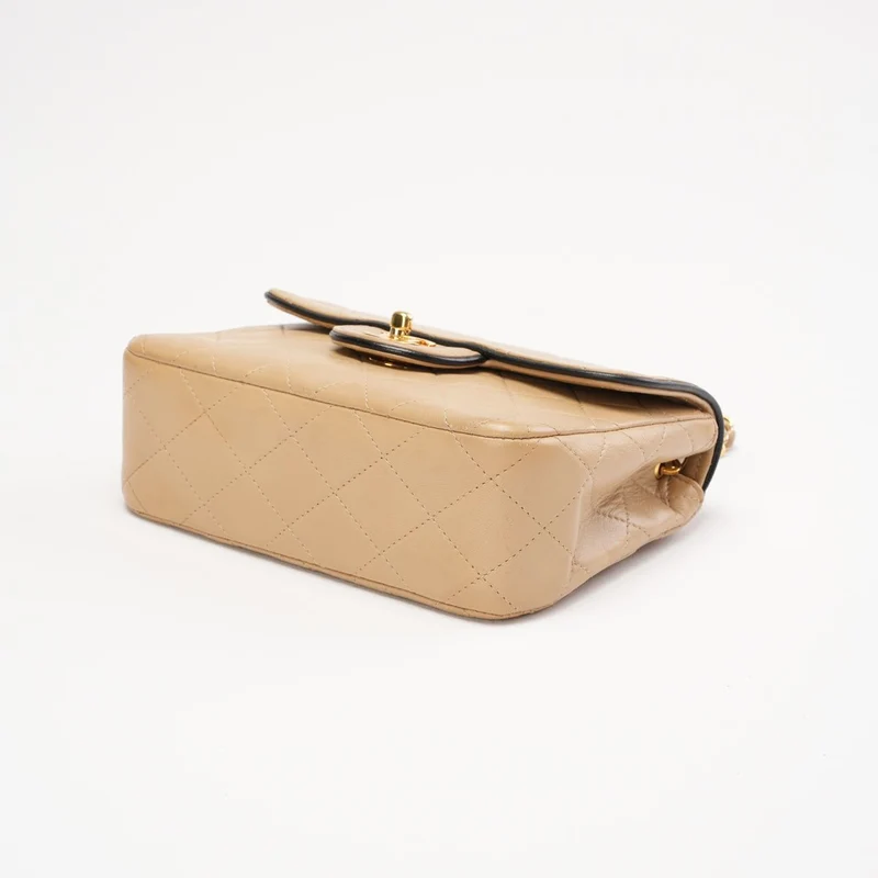 Chanel Vintage Classic Zweifarbige Mini Square Flap Tasche, Lammbeige, 1991