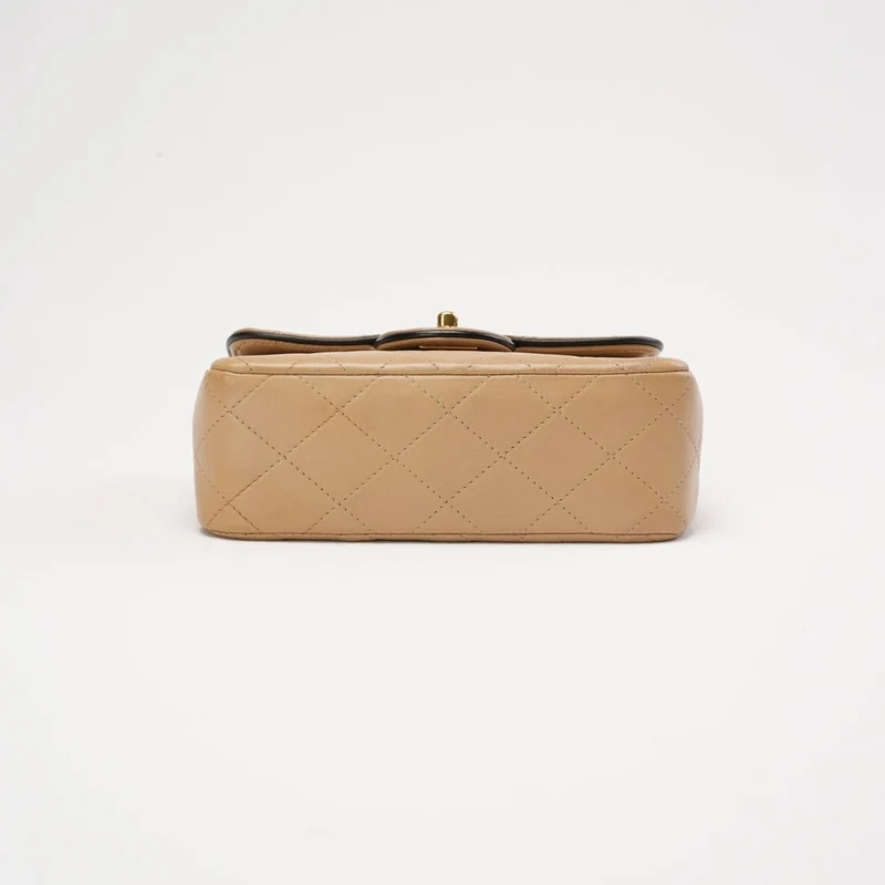 Chanel Vintage Classic Zweifarbige Mini Square Flap Tasche, Lammbeige, 1991