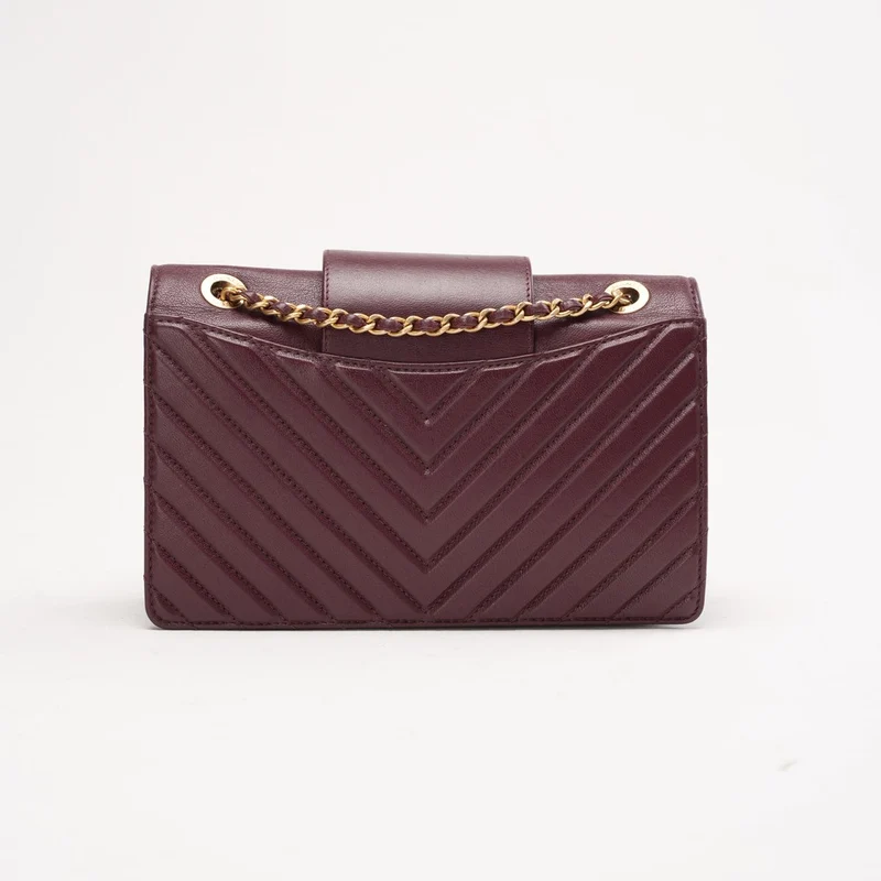 Chanel Burgunderrote Chevron-Steppleder-Kragen- und Krawatten-Klapptasche 2017