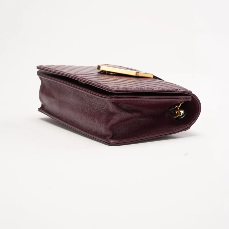 Chanel Burgunderrote Chevron-Steppleder-Kragen- und Krawatten-Klapptasche 2017