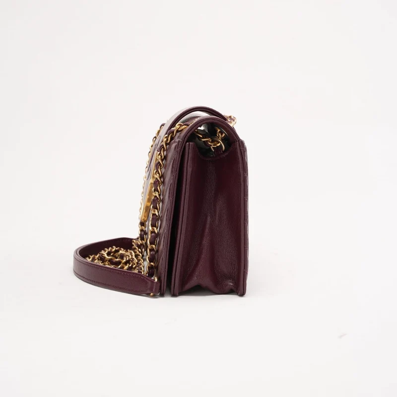 Chanel Burgunderrote Chevron-Steppleder-Kragen- und Krawatten-Klapptasche 2017