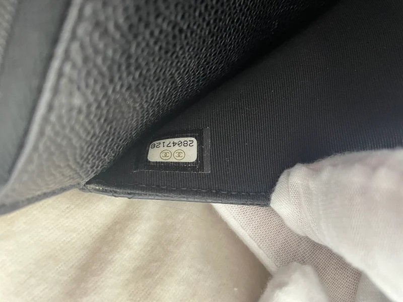 Chanel Schwarze klassische Brieftasche mit Kette (WOC) Caviar 2020