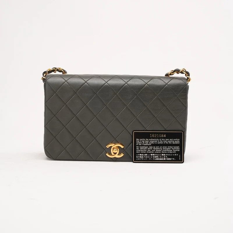 Chanel Vintage Stepptasche aus Lammleder, klassische Schultertasche mit Überschlag und Kette, grün, 1991