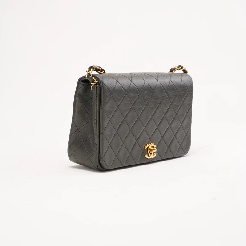 Chanel Vintage Stepptasche aus Lammleder, klassische Schultertasche mit Überschlag und Kette, grün, 1991