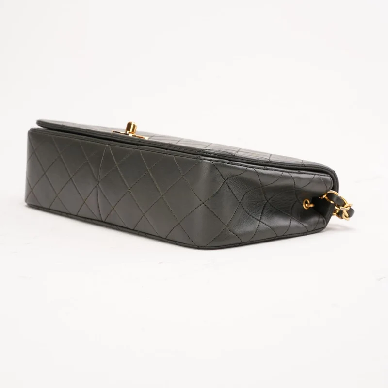 Chanel Vintage Stepptasche aus Lammleder, klassische Schultertasche mit Überschlag und Kette, grün, 1991