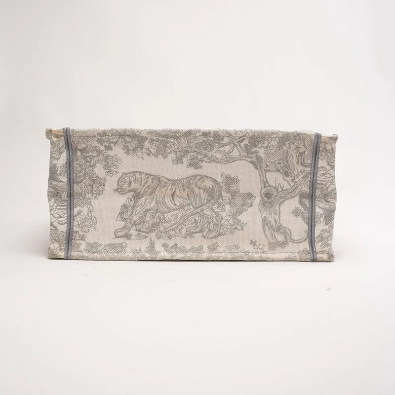 Christian Dior Medium Book Tote Ecru und Grau Toile de Jouy Stickerei 2022