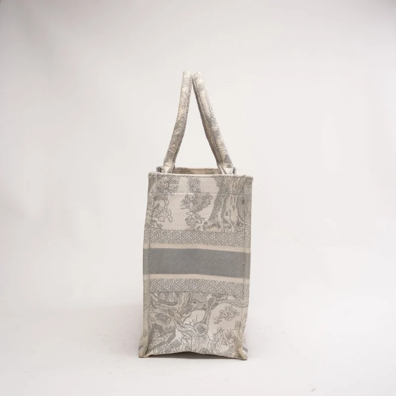 Christian Dior Medium Book Tote Ecru und Grau Toile de Jouy Stickerei 2022