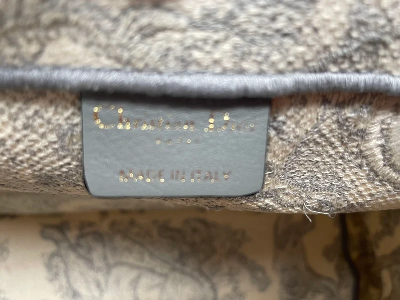 Christian Dior Medium Book Tote Ecru und Grau Toile de Jouy Stickerei 2022