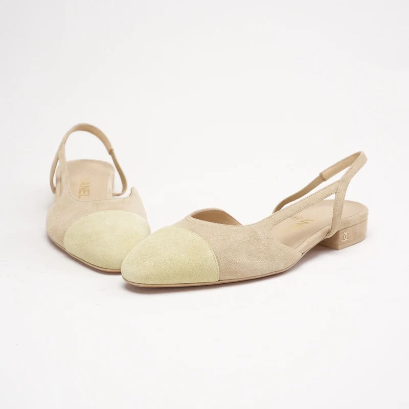 Chanel Zweifarbige beige Slingback-Ballerinas aus Wildleder mit Kappe, Größe 37.5