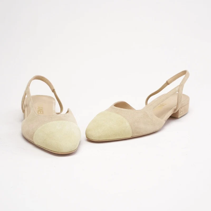 Chanel Zweifarbige beige Slingback-Ballerinas aus Wildleder mit Kappe, Größe 37.5