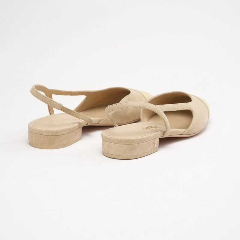 Chanel Zweifarbige beige Slingback-Ballerinas aus Wildleder mit Kappe, Größe 37.5