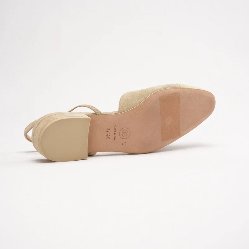 Chanel Zweifarbige beige Slingback-Ballerinas aus Wildleder mit Kappe, Größe 37.5