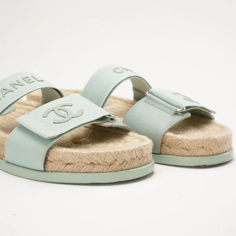 Chanel Stoff-Pantoletten, mintfarben, Größe 38C