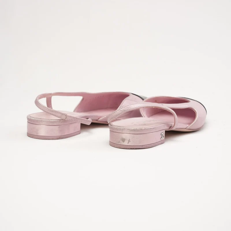 Chanel Slingback-Ballerinas mit CC-Logo in Hellrosa/Schwarz, Größe 38