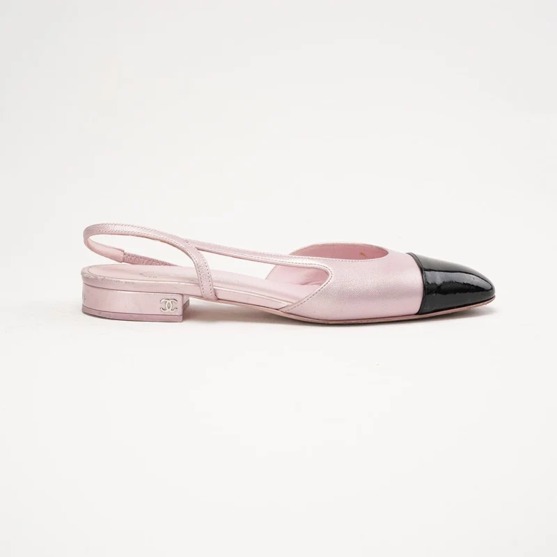 Chanel Slingback-Ballerinas mit CC-Logo in Hellrosa/Schwarz, Größe 38