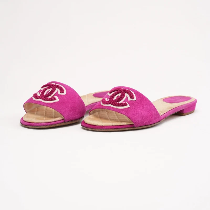 Chanel Sandalen aus rosafarbenem Wildleder mit CC-Logo, gesteppte flache Pantoletten, Größe 36.5