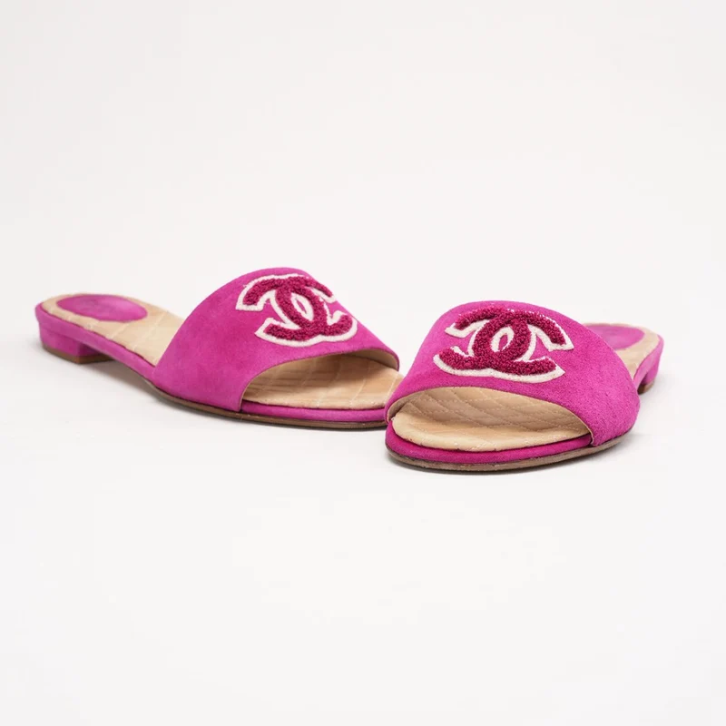 Chanel Sandalen aus rosafarbenem Wildleder mit CC-Logo, gesteppte flache Pantoletten, Größe 36.5