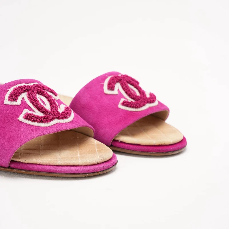Chanel Sandalen aus rosafarbenem Wildleder mit CC-Logo, gesteppte flache Pantoletten, Größe 36.5