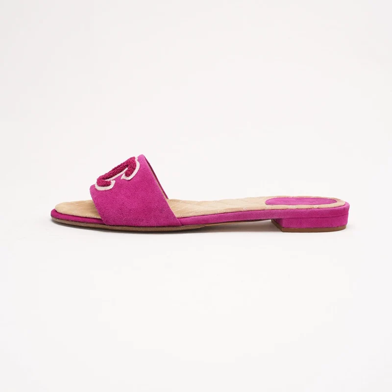 Chanel Sandalen aus rosafarbenem Wildleder mit CC-Logo, gesteppte flache Pantoletten, Größe 36.5