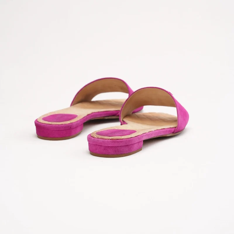 Chanel Sandalen aus rosafarbenem Wildleder mit CC-Logo, gesteppte flache Pantoletten, Größe 36.5