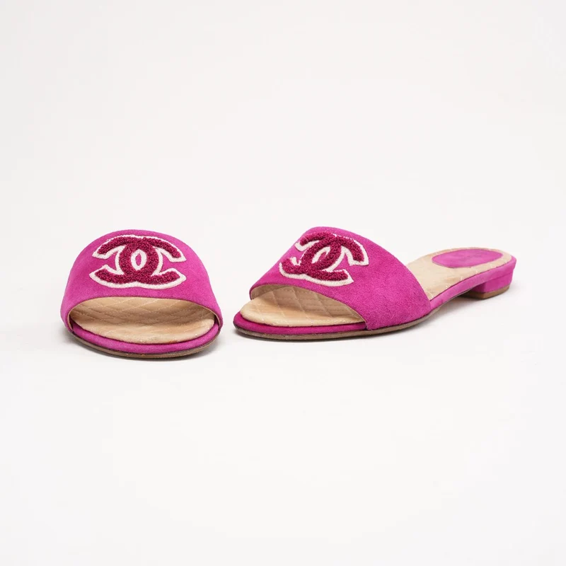Chanel Sandalen aus rosafarbenem Wildleder mit CC-Logo, gesteppte flache Pantoletten, Größe 36.5