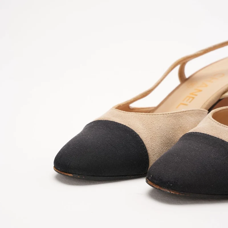 Chanel Slingback-Pumps aus beigefarbenem Ziegenleder und schwarzem Ripsband, Größe 36.5
