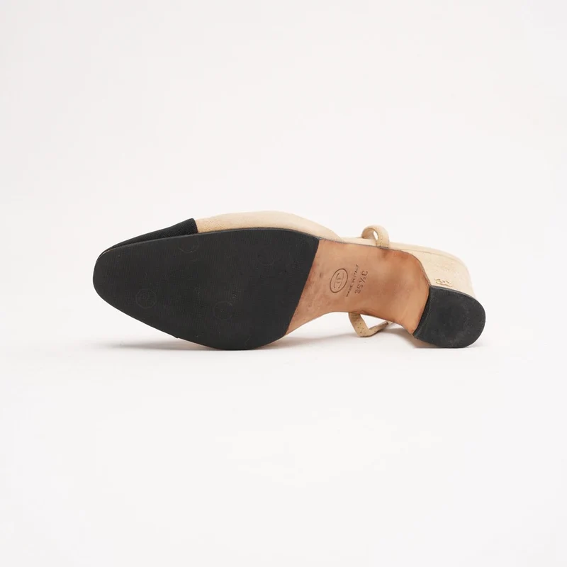 Chanel Slingback-Pumps aus beigefarbenem Ziegenleder und schwarzem Ripsband, Größe 36.5