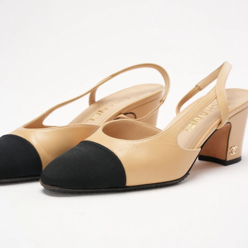 Chanel Slingback-Pumps mit Kappe, schwarz/beige, Größe 35 C