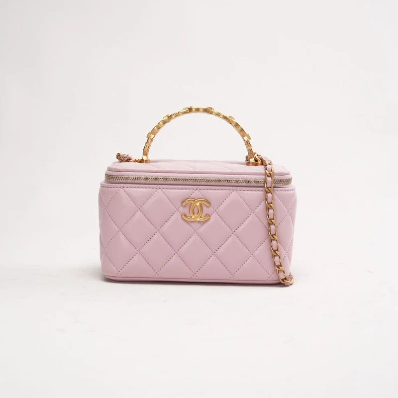 Chanel Kosmetiktasche aus hellrosa gestepptem Lammleder mit Metall-CC-Griff