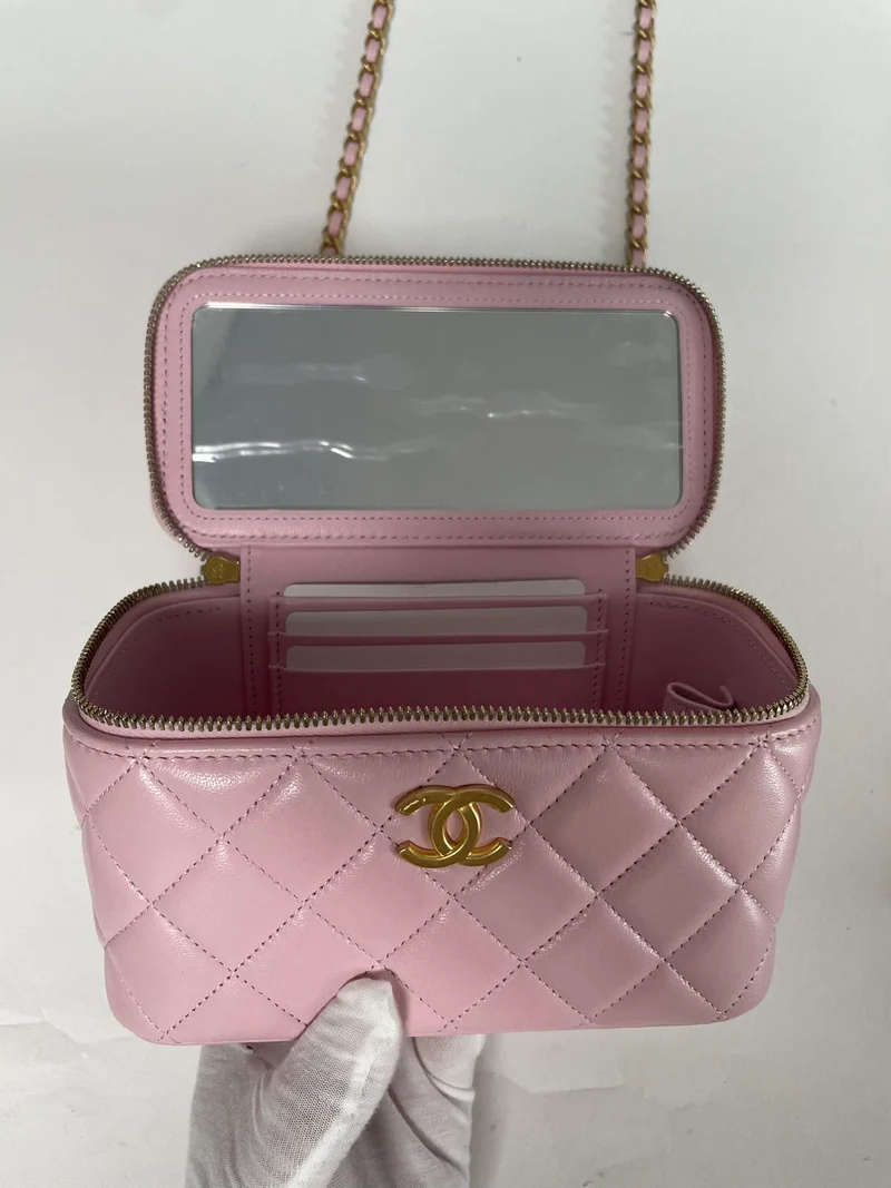 Chanel Kosmetiktasche aus hellrosa gestepptem Lammleder mit Metall-CC-Griff