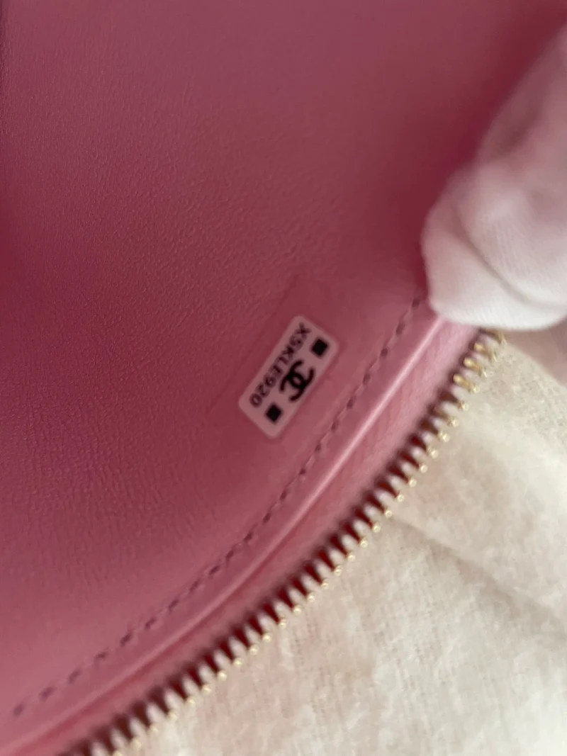 Chanel Kosmetiktasche aus hellrosa gestepptem Lammleder mit Metall-CC-Griff