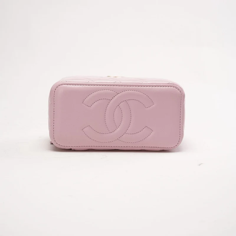 Chanel Kosmetiktasche aus hellrosa gestepptem Lammleder mit Metall-CC-Griff