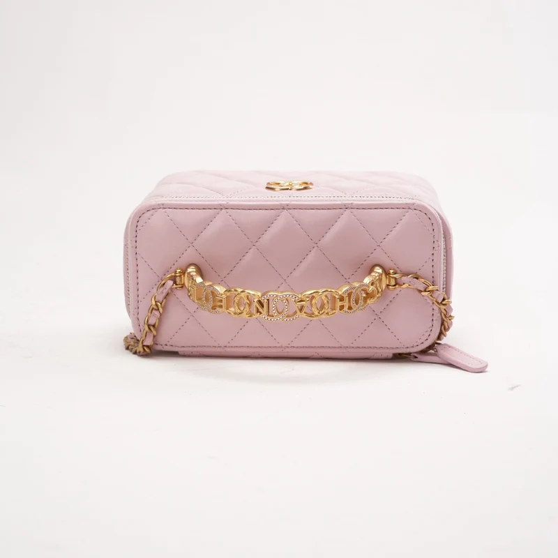 Chanel Kosmetiktasche aus hellrosa gestepptem Lammleder mit Metall-CC-Griff