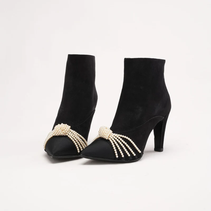 Chanel 20A Wildlederstiefel mit Perlenverzierung und CC-Logo, Größe 38