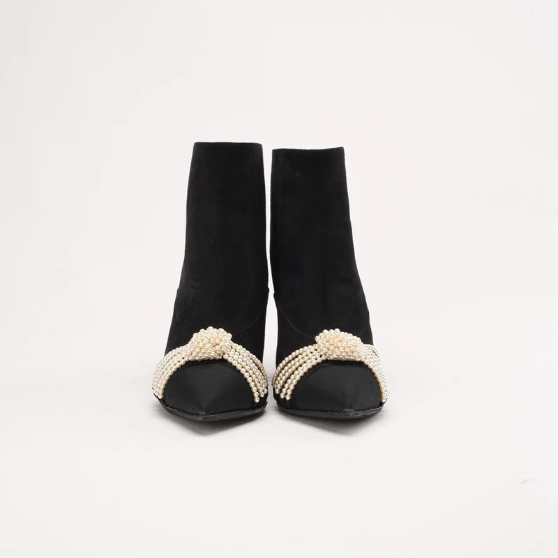 Chanel 20A Wildlederstiefel mit Perlenverzierung und CC-Logo, Größe 38
