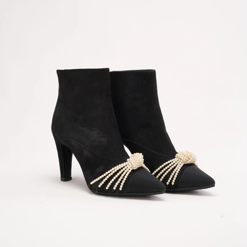 Chanel 20A Wildlederstiefel mit Perlenverzierung und CC-Logo, Größe 38