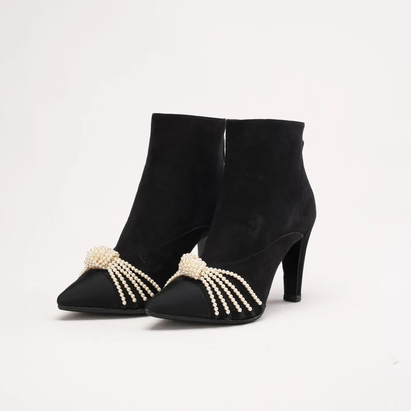 Chanel 20A Wildlederstiefel mit Perlenverzierung und CC-Logo, Größe 38