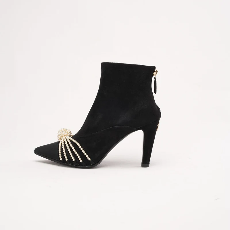 Chanel 20A Wildlederstiefel mit Perlenverzierung und CC-Logo, Größe 38