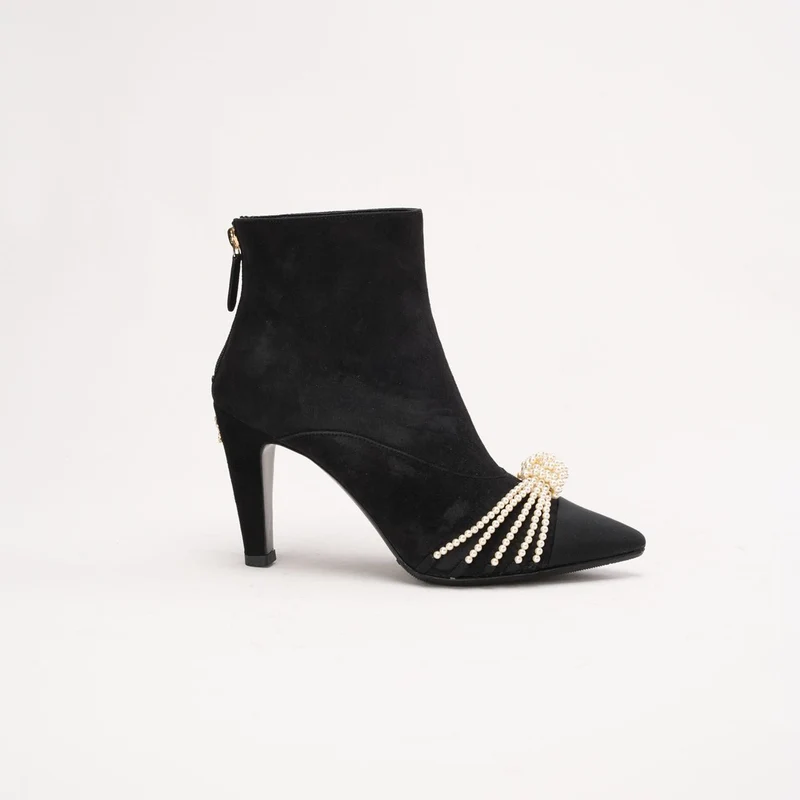 Chanel 20A Wildlederstiefel mit Perlenverzierung und CC-Logo, Größe 38