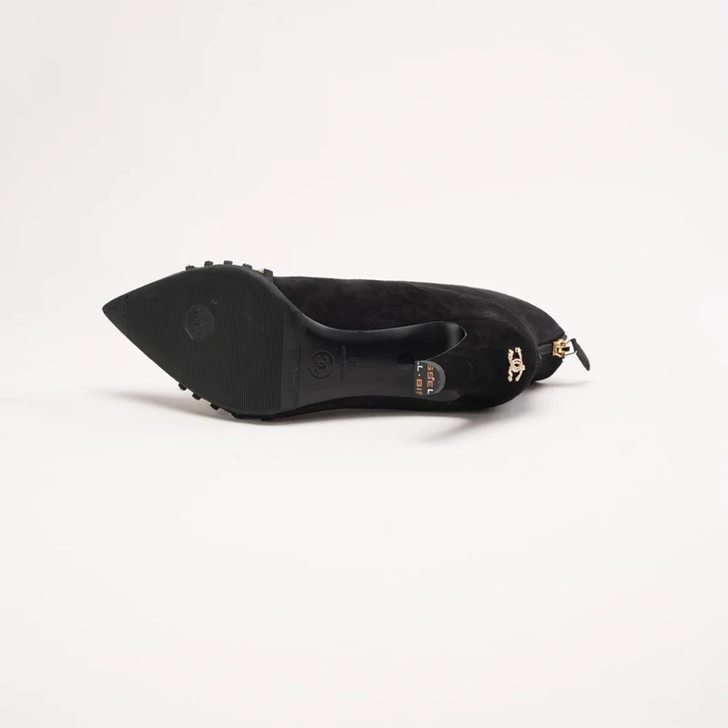 Chanel 20A Wildlederstiefel mit Perlenverzierung und CC-Logo, Größe 38
