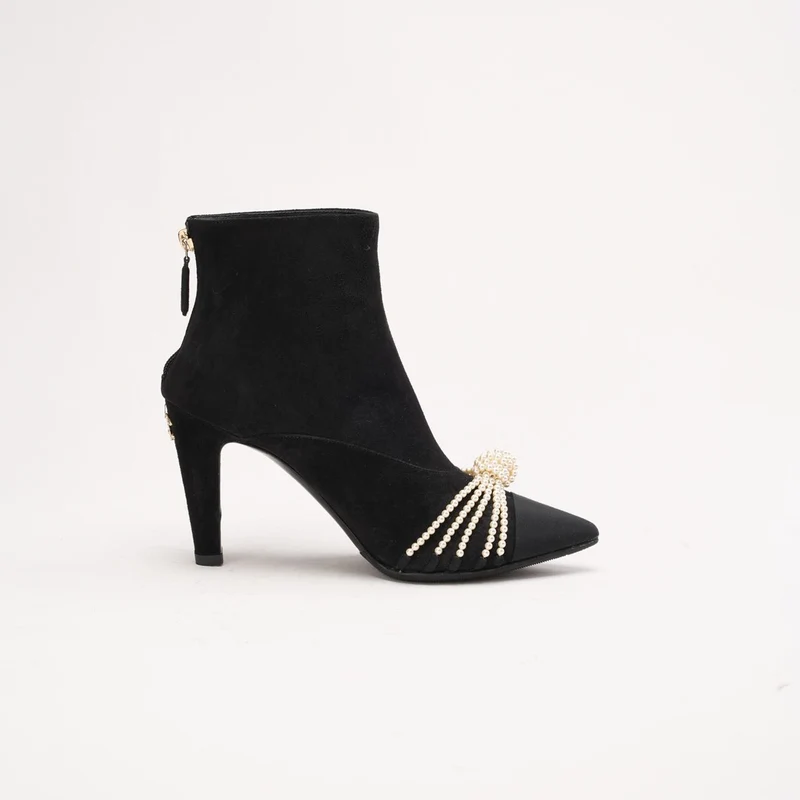 Chanel 20A Wildlederstiefel mit Perlenverzierung und CC-Logo, Größe 38
