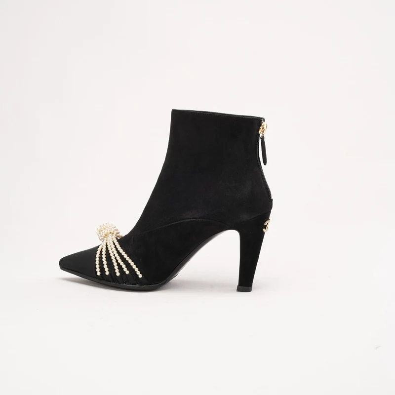 Chanel 20A Wildlederstiefel mit Perlenverzierung und CC-Logo, Größe 38