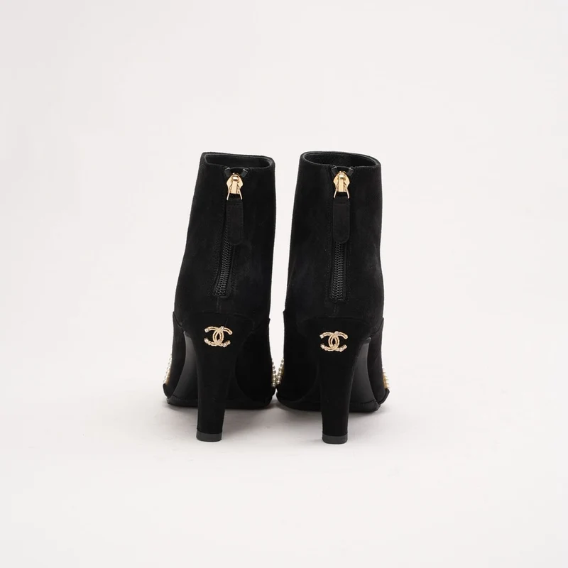 Chanel 20A Wildlederstiefel mit Perlenverzierung und CC-Logo, Größe 38