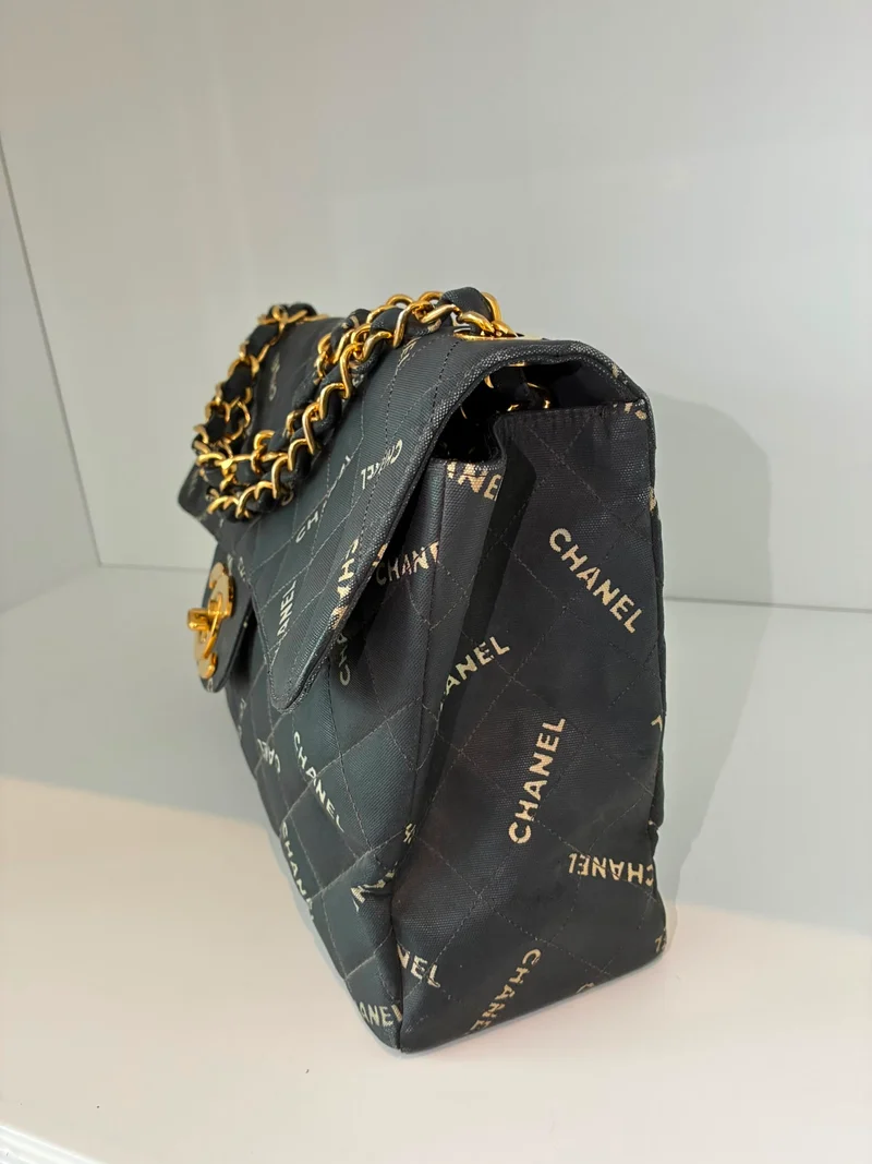 Chanel Maxi Classic Flap Schultertasche aus Canvas, Blau