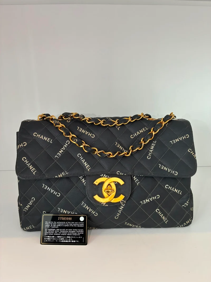 Chanel Maxi Classic Flap Schultertasche aus Canvas, Blau
